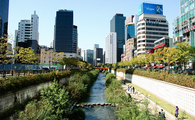Cheonggyecheon, Seoul South Korea. Photo by alexbarlow on Flickr.